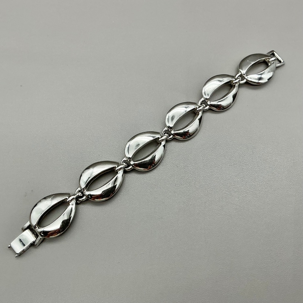 Bergere Link Bracelet Women Silver Tone Open Oval Polished Vintage 7" Jewelry